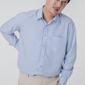 허리를 잡은 남성