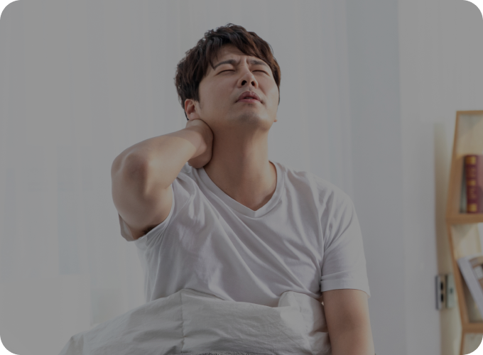 뒷목을 잡은 남성